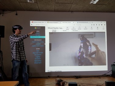 Robin während seines HoloLens Workshops in Frankfurt.jpeg
